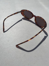Load image into Gallery viewer, Maui Jim Vintage Sunglasses