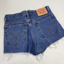 Load image into Gallery viewer, Levis denim shorts 30