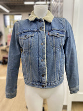 Load image into Gallery viewer, Levis Sherpa jacket S