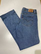 Load image into Gallery viewer, Levis 315 Shaping Bootcut jeans 29