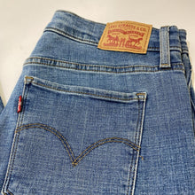 Load image into Gallery viewer, Levis 315 Shaping Bootcut jeans 29