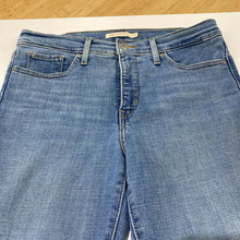 Load image into Gallery viewer, Levis 315 Shaping Bootcut jeans 29