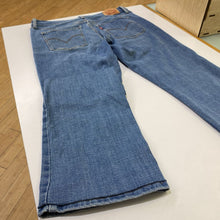 Load image into Gallery viewer, Levis 315 Shaping Bootcut jeans 29