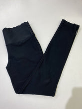 Load image into Gallery viewer, Mondetta scalloped leggings S