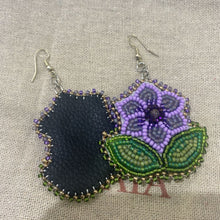 Load image into Gallery viewer, Beaded flower earrings
