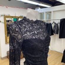 Load image into Gallery viewer, Guess lace top S