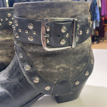 Load image into Gallery viewer, Ariat ankle cowboy boots 7