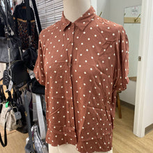 Load image into Gallery viewer, Uniqlo polka dot top XS