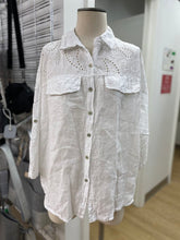 Load image into Gallery viewer, Made In Italy eyelet/linen top XL