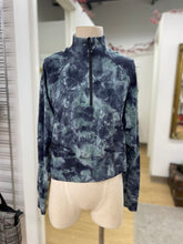Load image into Gallery viewer, Lululemon 1/2 zip top 10