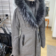 Load image into Gallery viewer, OOKPIK down coat S