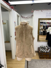 Load image into Gallery viewer, Mountain & Isles fuzzy vest NWT L