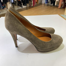 Load image into Gallery viewer, Gucci Suede Pumps 39
