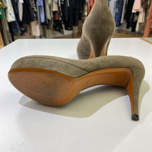 Load image into Gallery viewer, Gucci Suede Pumps 39