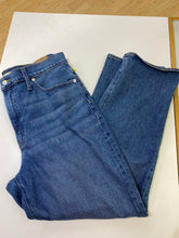 Load image into Gallery viewer, Madewell The Perfect Vintage Straight Jeans 32