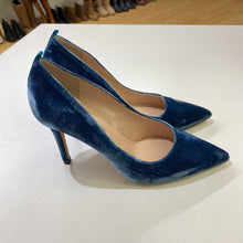 Load image into Gallery viewer, SJP BY SARAH JESSICA PARKER velvet heels 35
