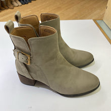 Load image into Gallery viewer, Vionic waterproof leather ankle boots 6