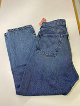 Load image into Gallery viewer, Levis 501 jeans 32 (fits smaller)