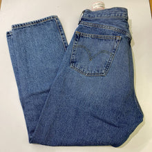 Load image into Gallery viewer, Levis 501 jeans 32 (fits smaller)