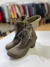 Load image into Gallery viewer, Frye vintage look boots 8
