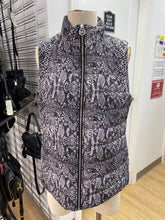 Load image into Gallery viewer, Michael Kors quilted vest M