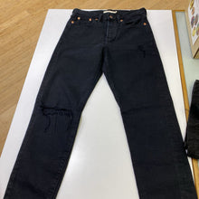 Load image into Gallery viewer, Levis wedgie jeans 25