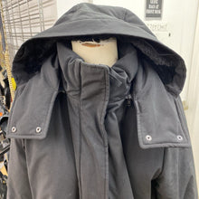 Load image into Gallery viewer, Uniqlo down coat L