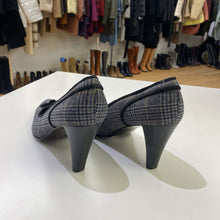 Load image into Gallery viewer, Stuart Weitzman pumps 9.5