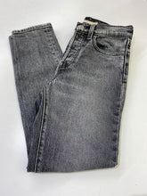 Load image into Gallery viewer, Levis wedgie jeans 24