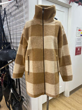 Load image into Gallery viewer, Roots shacket M