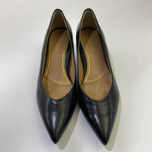 Load image into Gallery viewer, Vionic leather kitten heels 8