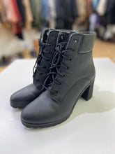 Load image into Gallery viewer, Timberland heeled boots 7.5/38.5