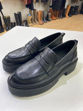 Load image into Gallery viewer, Geox lug sole loafers 9