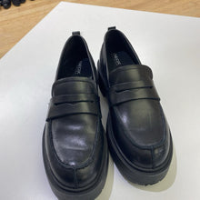 Load image into Gallery viewer, Geox lug sole loafers 9
