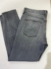 Load image into Gallery viewer, Vince Mason Relaxed jeans 29