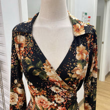 Load image into Gallery viewer, Dotty floral wrap dress M