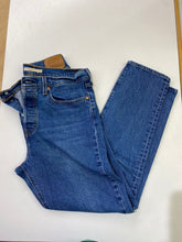 Load image into Gallery viewer, Levis wedgie jeans 31
