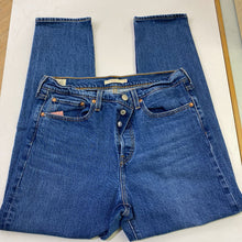 Load image into Gallery viewer, Levis wedgie jeans 31