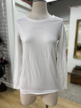 Load image into Gallery viewer, Lululemon stretchy long sleeve 6