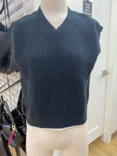 Load image into Gallery viewer, Uniqlo knit vest M