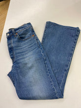 Load image into Gallery viewer, Levis ribcage Flare jeans 25
