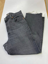 Load image into Gallery viewer, Levis Ribcage Straight Jeans 32