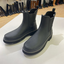 Load image into Gallery viewer, Hunter short rain boots 9