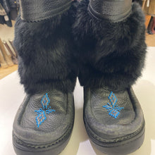 Load image into Gallery viewer, Manitobah Mukluk short boots 7