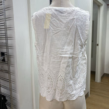 Load image into Gallery viewer, Gap eyelet top M