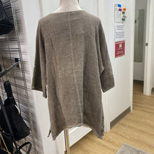 Load image into Gallery viewer, Beyond Capri linen top OS