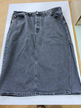 Load image into Gallery viewer, Levis midi denim skirt 33