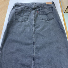 Load image into Gallery viewer, Levis midi denim skirt 33
