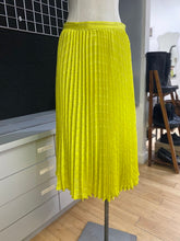 Load image into Gallery viewer, Banana Republic pleated skirt 6