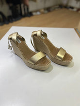 Load image into Gallery viewer, Steve Madden wedge sandals 10